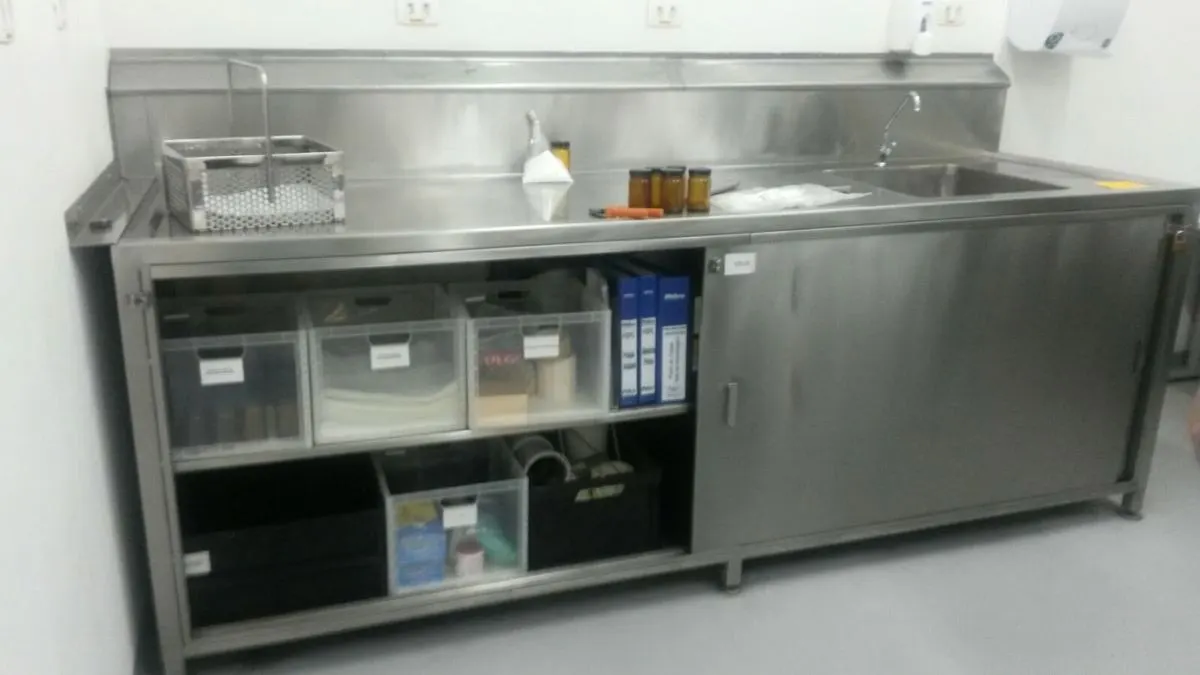 Bancada em aço inox com cuba e armário inferior com portas de correr