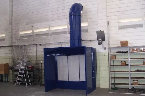 Cabine de pintura a seco azul instalada em galpão industrial, fabricada pela Arlimpo Ventilação
