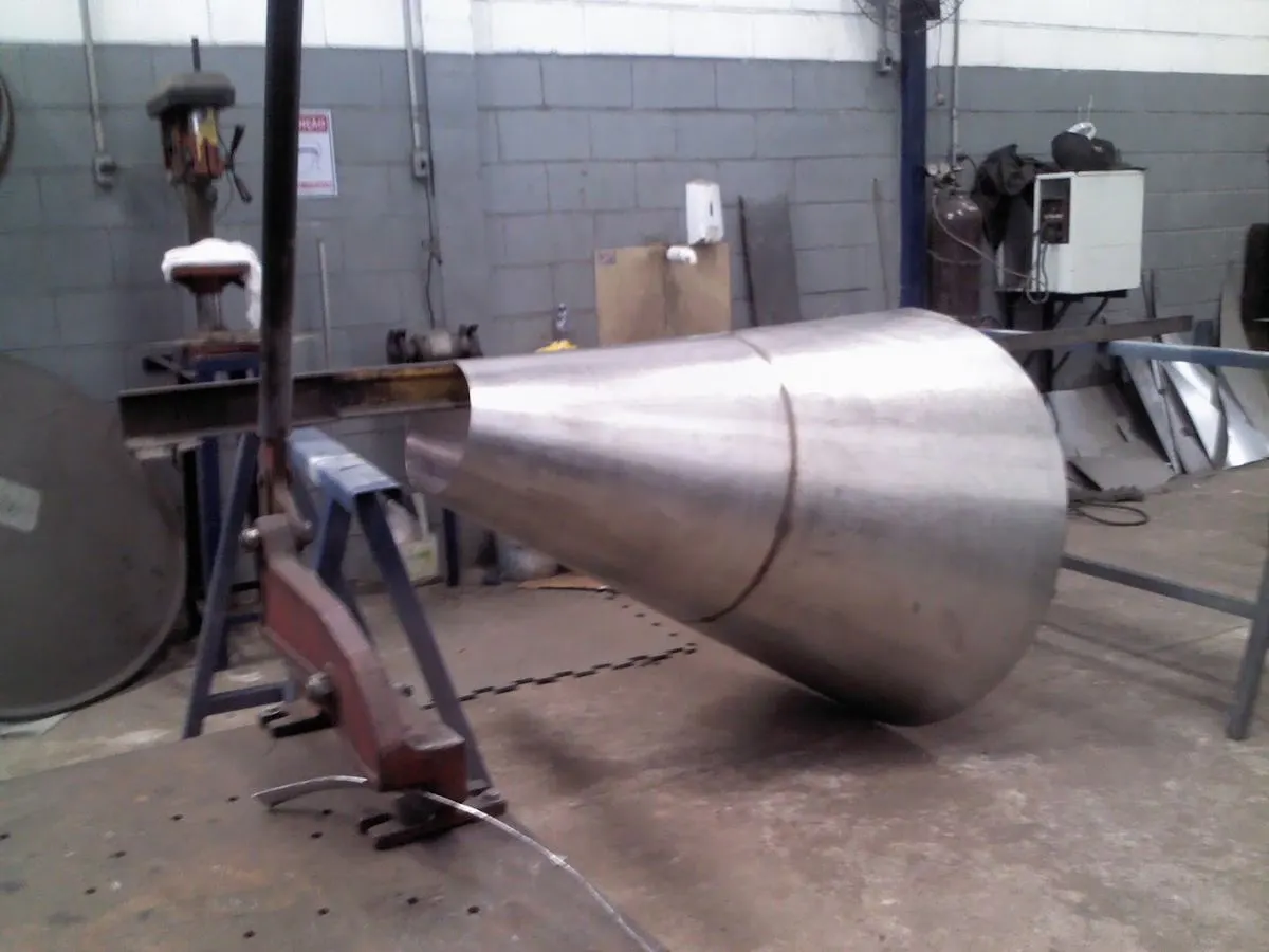 Peça cônica em aço inox em fabricação na fábrica da Arlimpo Ventilação, na Casa Verde