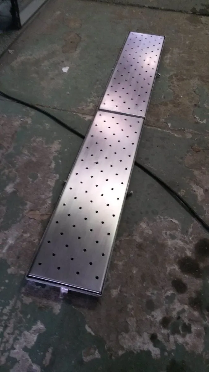 Grelha de piso em aço inox perfurada, pronta para instalação