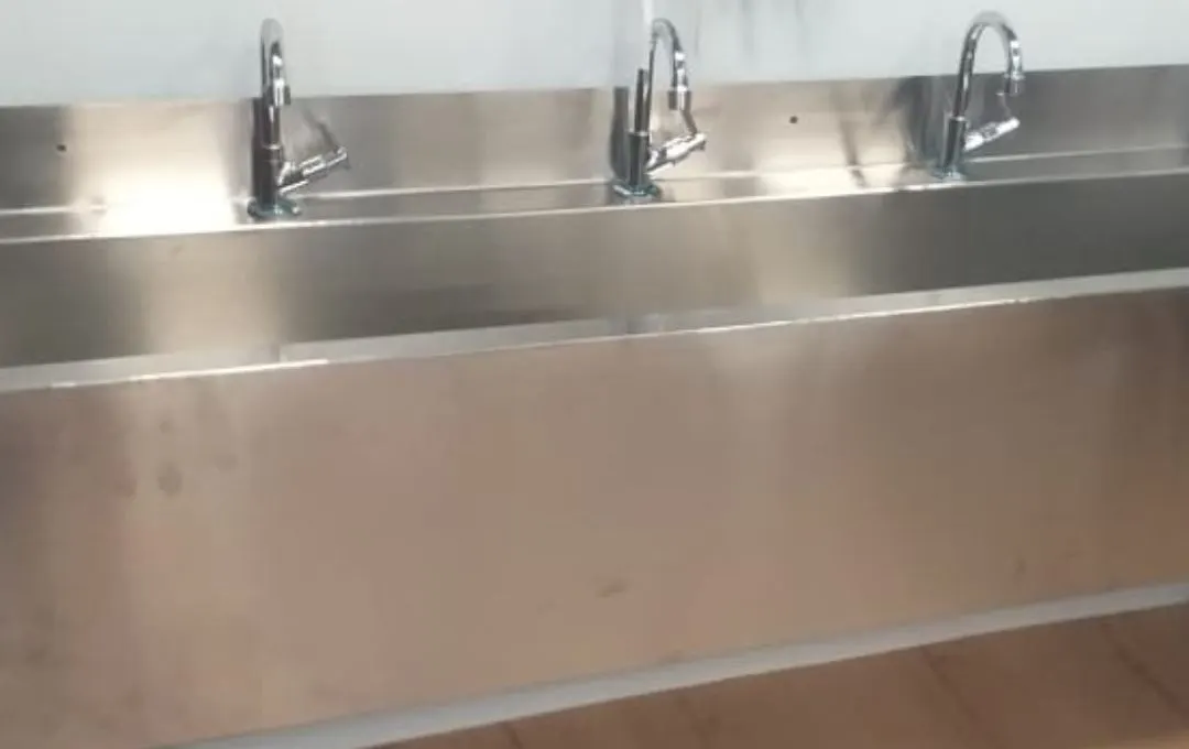 Lavatório coletivo em aço inox com três torneiras, fabricado sob medida
