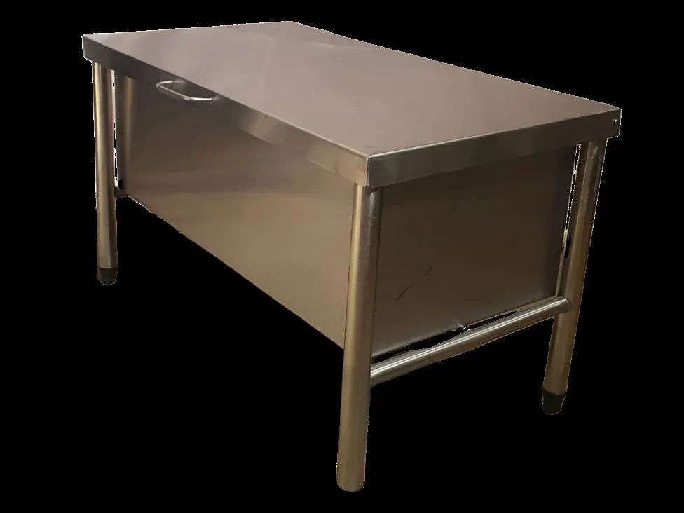 Mesa em aço inox com tampo liso e pés tubulares